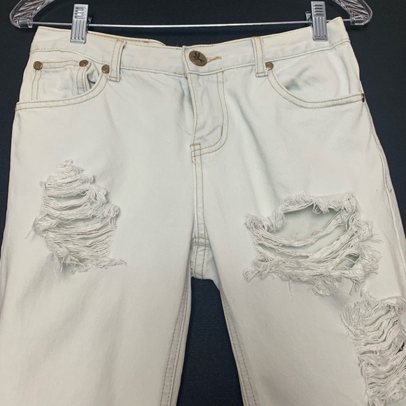 COPY - ONE TEASPOON | DISTRESSED BAGGY WHITE JEANS - Picture 5 of 8